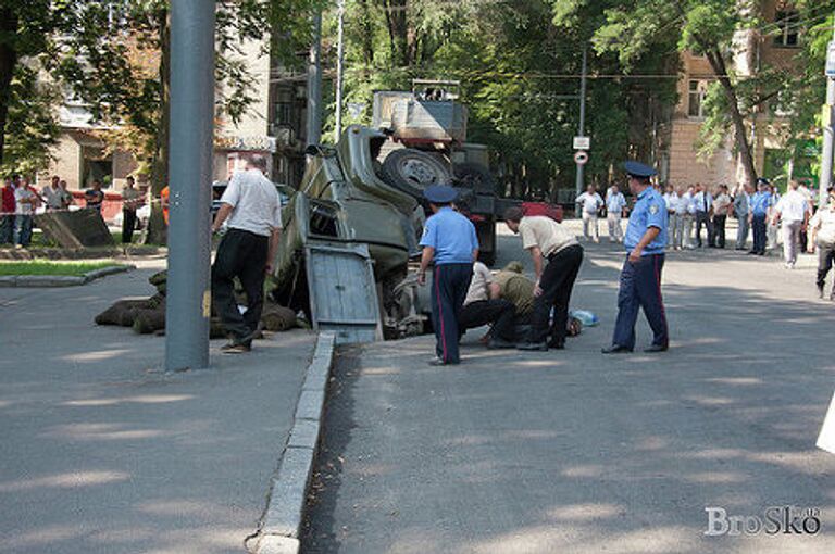 Грузовик провалился под асфальт в Днепропетровске