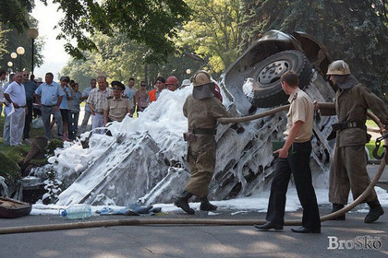 Грузовик провалился под асфальт в Днепропетровске