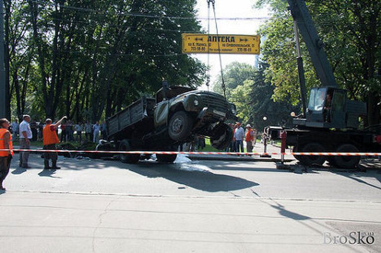 Грузовик провалился под асфальт в Днепропетровске