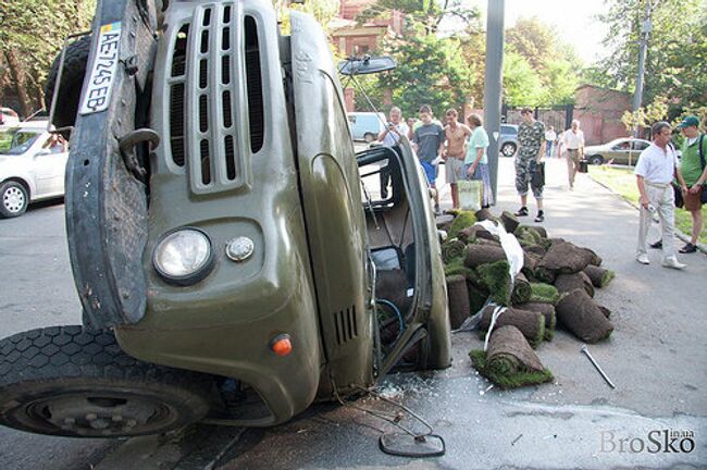 Грузовик провалился под асфальт в Днепропетровске