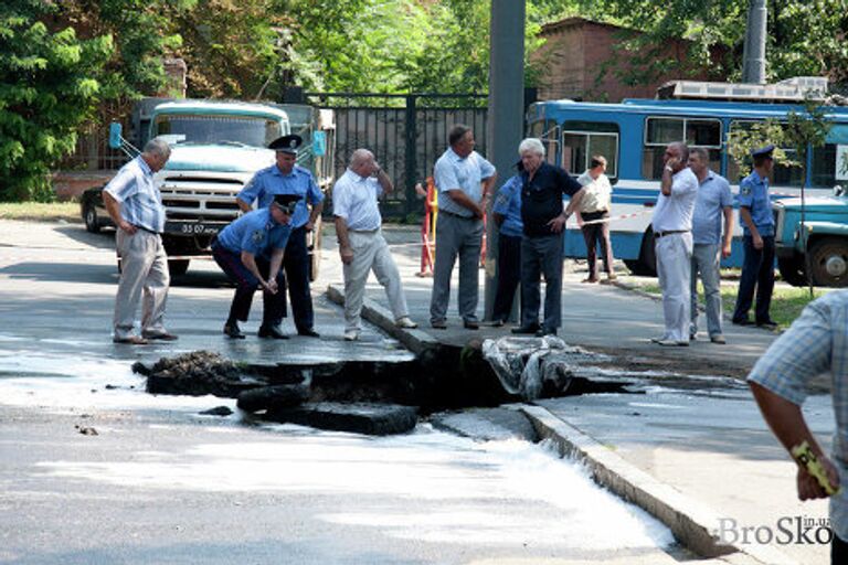 Грузовик провалился под асфальт в Днепропетровске