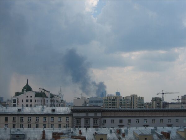 Пожар на заводе кровельных изделий в Кутузовском проезде на западе Москвы