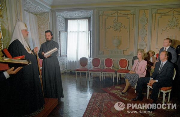 Король Испании Хуан Карлос I и королева София во время встречи с патриархом Московским и Всея Руси Пименом.