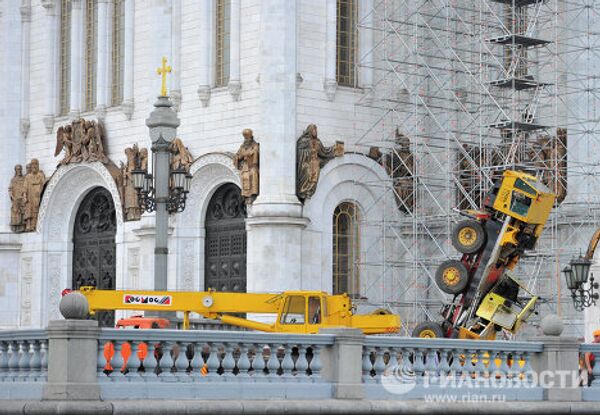 Кран перевернулся во время проведения строительных работ на фасаде Храма Христа Спасителя
