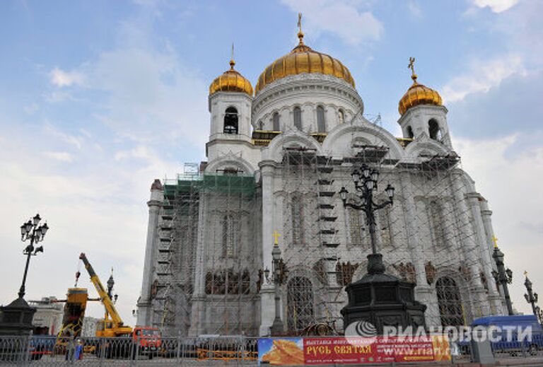 Кран перевернулся во время проведения строительных работ на фасаде Храма Христа Спасителя