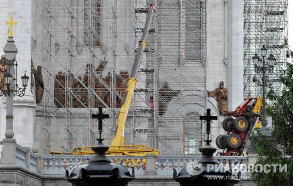 Кран перевернулся во время проведения строительных работ на фасаде Храма Христа Спасителя