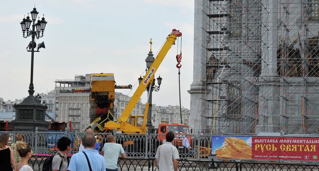 Кран перевернулся во время проведения строительных работ на фасаде Храма Христа Спасителя