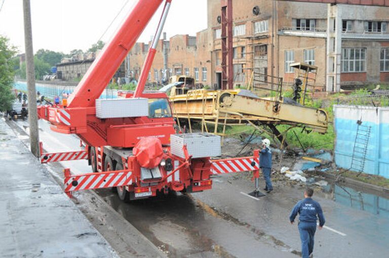 Ураган, который пронёсся по востоку Москвы не обошёлся без разрушений. На улице Золотая, сильным порывом ветра снесло башенный кран.