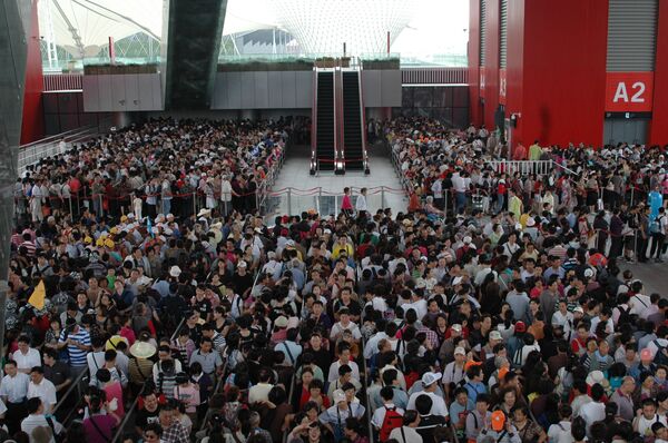 Посетители Всемирной универсальной выставки в Шанхае