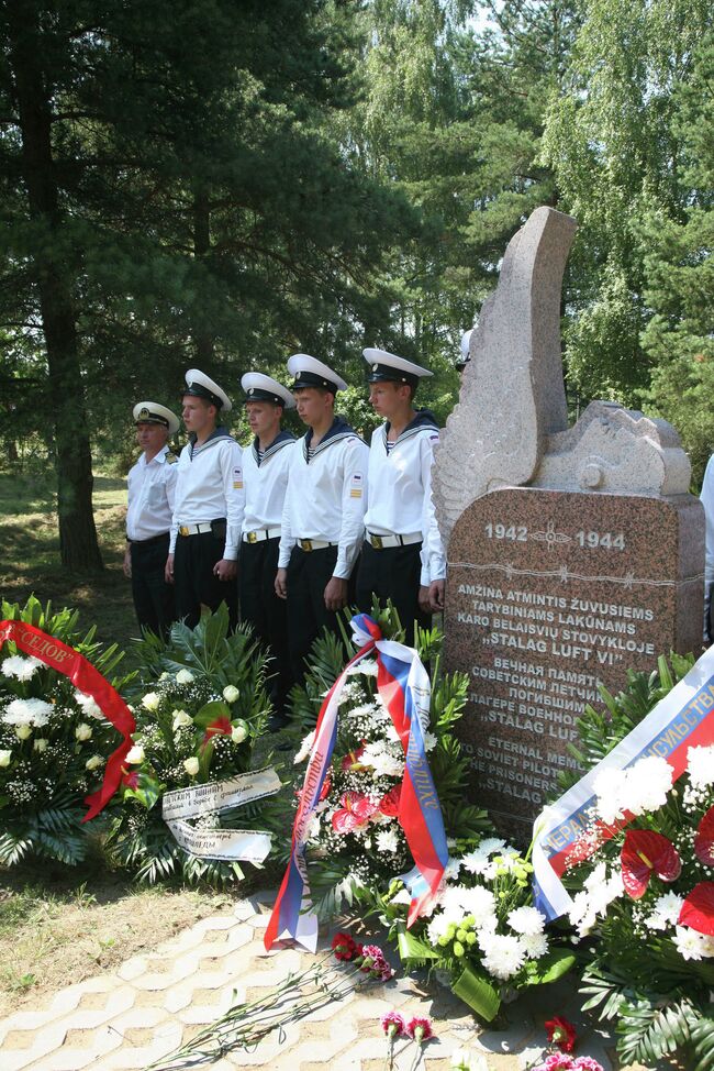 Курсанты Седова передали ветеранам Клайпеды капсулу с землей полуострова Рыбачий