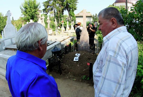 Могила четы Чаушеску, где началась эксгумация тел 