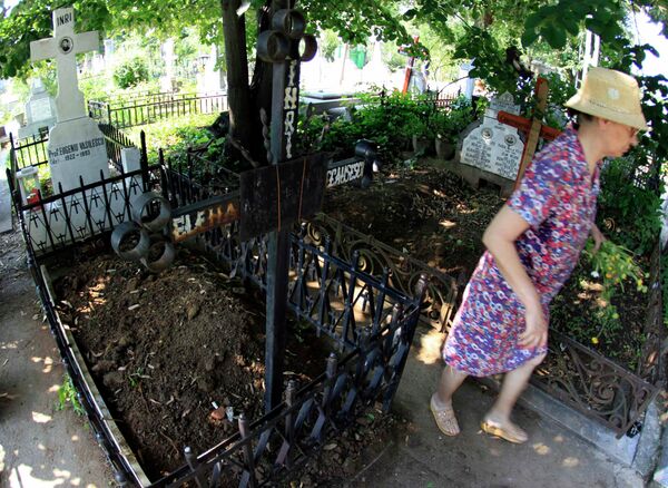 Могила супруги Николае Чаушеску Елены, где началась эксгумация ее тела
