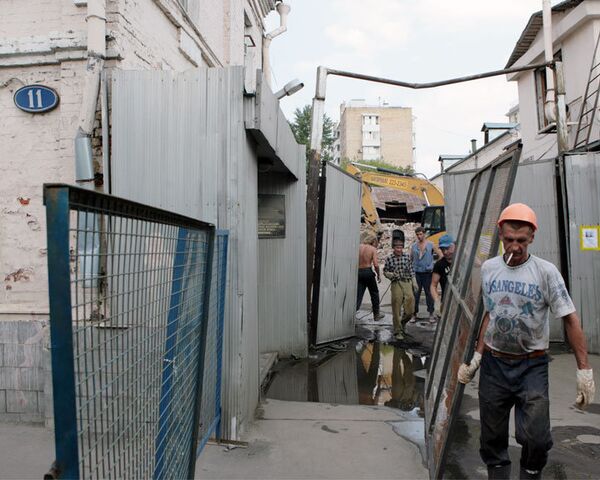 Строители отгородились от защитников усадьбы Алексеевых железным забором