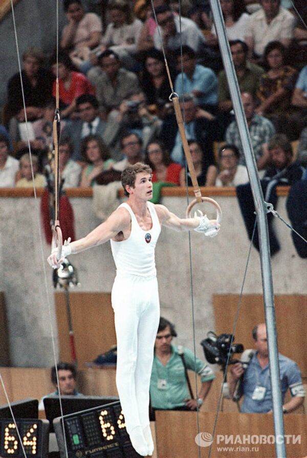 Гимнаст Александр Дитятин во время соревнований на XXII Олимпийских играх