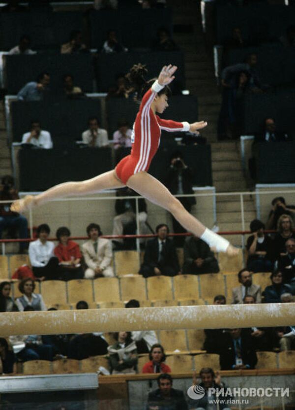 Гимнастка Наталья Шапошникова во время выполнения упражнения на бревне