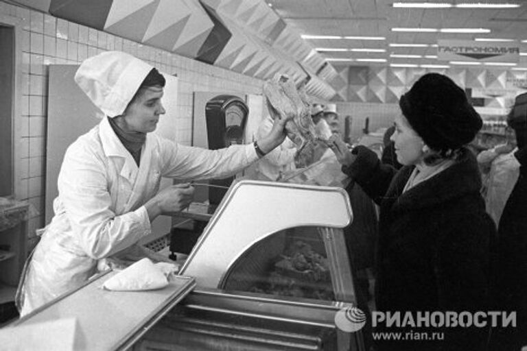 Кооперативный универсам в селе Перхушково. В отделе мясной продукции магазина