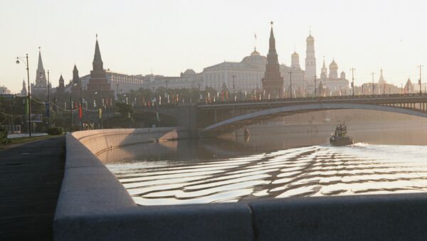 Вид на Кремль и Большой Каменный мост ранним утром. Архивное фото