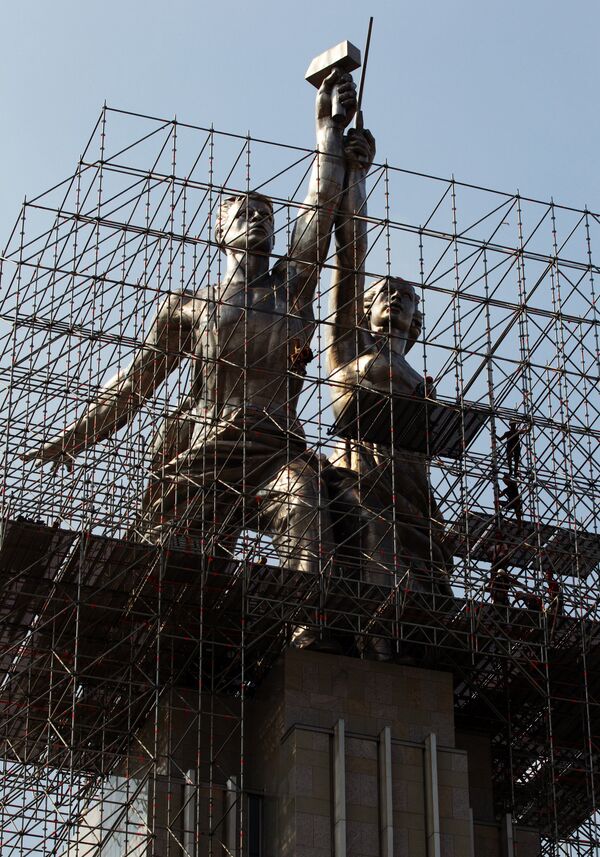 Знаменитая скульптура В.И. Мухиной Рабочий и колхозница вновь оделась в строительные леса