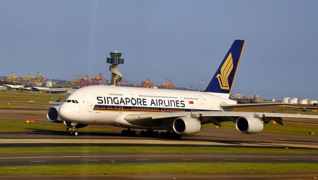 Принадлежащий Singapore Airlines лайнер Airbus A380