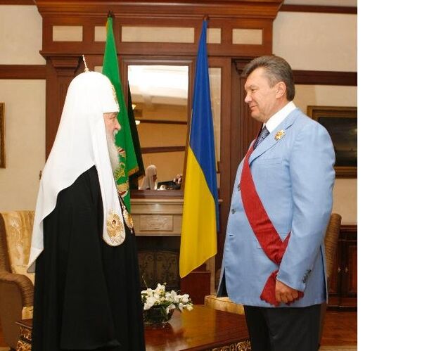 Патриарх Кирилл наградил Януковича Орденом Князя Владимира первой степени