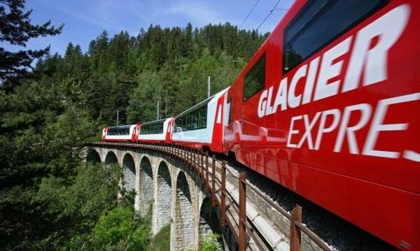 Туристический поезд Glacier Express в Швейцарии