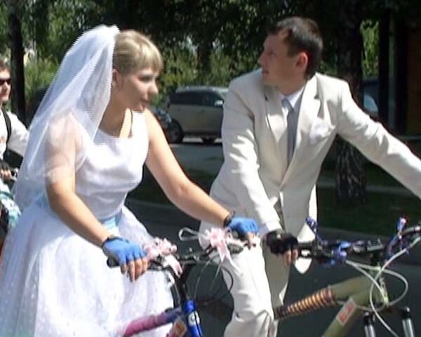 Новобрачные из Екатеринбурга устроили свадьбу на велосипедах 