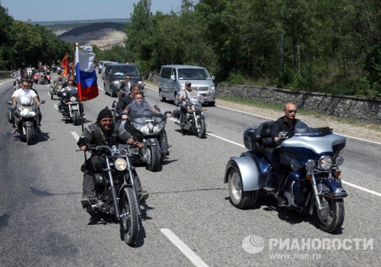 Владимир Путин и Ночные волки  на байк-шоу