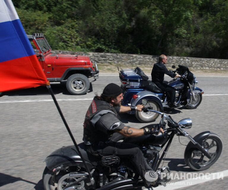 Владимир Путин и Ночные волки  на байк-шоу