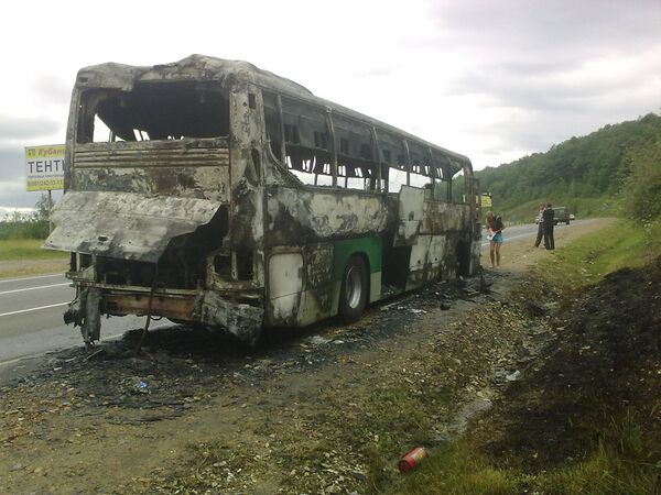 Пассажирский автобус сгорел дотла на трассе Дон