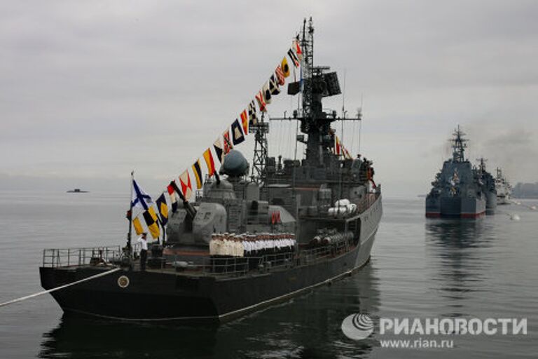 Военно-морской парад и театрализованное представление, посвященные Дню Военно-морского флота во Владивостоке