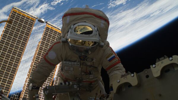 Российский космонавт Олег Котов во время выхода в открытый космос