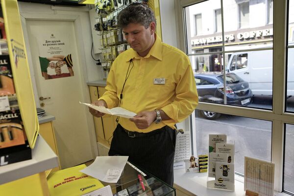 Президент Евросети Александр Малис работает продавцом в одном из магазинов компании в Москве