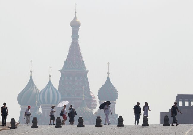 Туристы на Красной площади в Москве