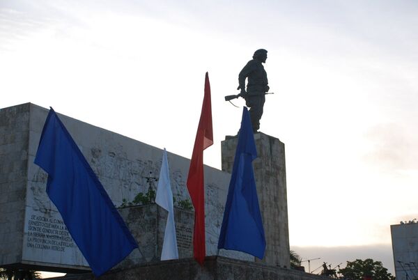 Во время торжественного мероприятия в городе Санта-Клара в центре Кубы