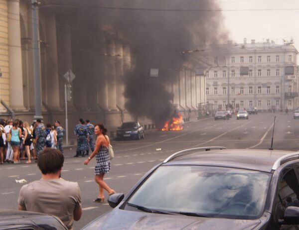 Автомобиль сгорел около здания Манежа в Москве 26 июля 2010 г.