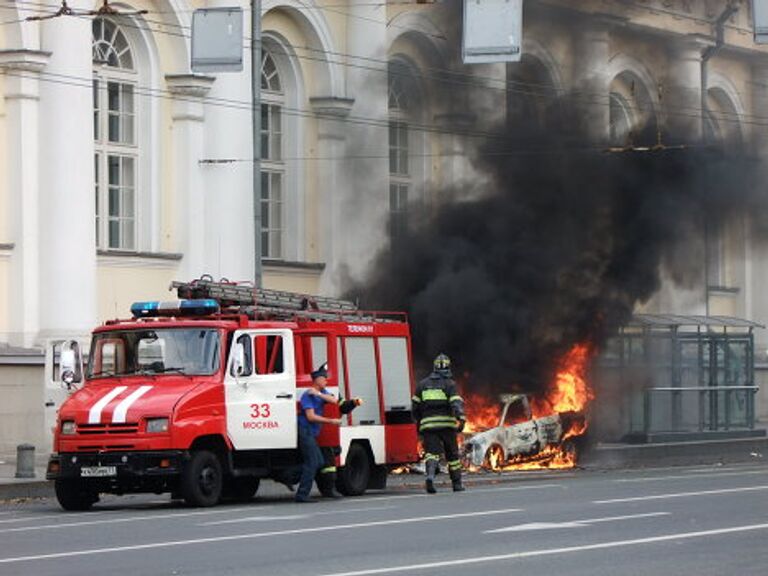 В центре Москвы сгорел легковой автомобиль