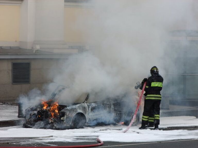 В центре Москвы сгорел легковой автомобиль