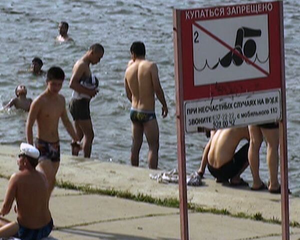 Аномальная жара вынудила москвичей купаться в запрещенных местах 