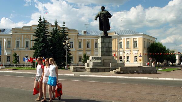 Памятник Ленину перед зданием администрации города Твери. Архивное фото