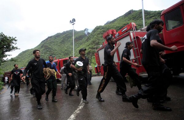 Спасательные работы на месте крушения самолета в Пакистане