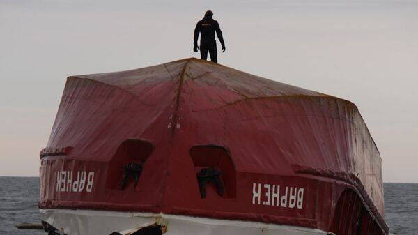 Спасательная операция на месте затопления сухогруза Варнек в Белом море