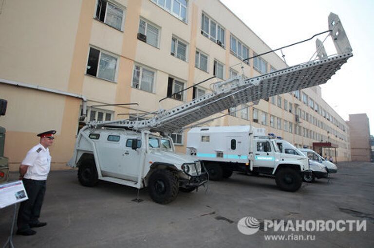 Демонстрация современной спецтехники и транспорта в НПО Спецтехники и связи МВД РФ