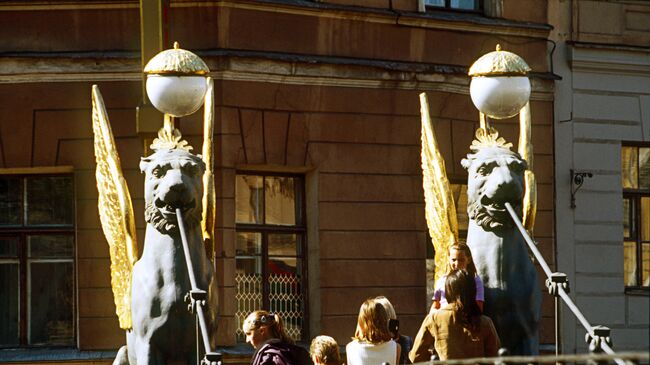 Грифоны на Банковском мосту в Санкт-Петербурге