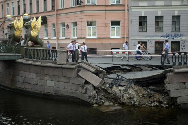 Обрушение гранитной набережной канала Грибоедова в Санкт-Петербурге