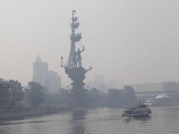 Дым от торфяных пожаров окутал практически всю Москву