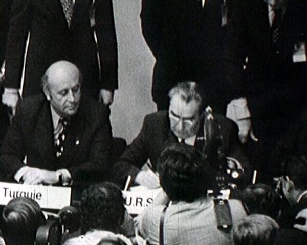 Брежнев подписывает Заключительный акт ОБСЕ в Хельсинки. 1975 год