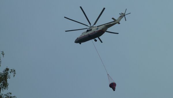 Пожарный вертолет в небе над Москвой. Архив