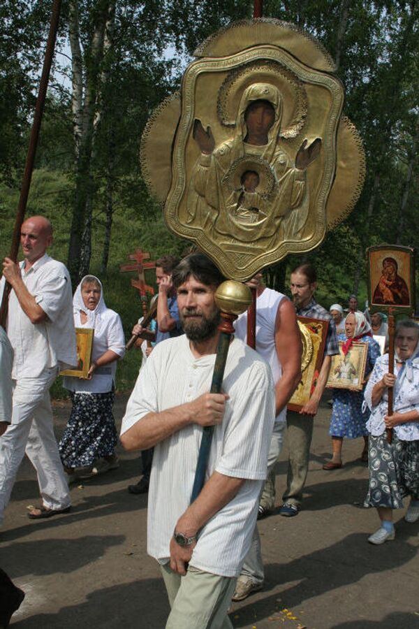 Ежегодный крестный ход с одной из самых больших икон в России - образом Всемилостивого Спаса.