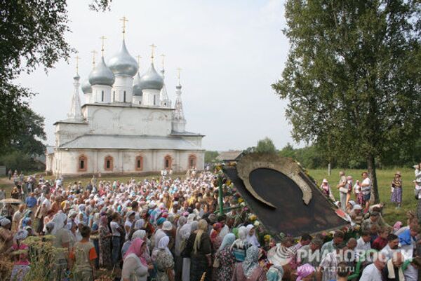 Ежегодный крестный ход с одной из самых больших икон в России - образом Всемилостивого Спаса.