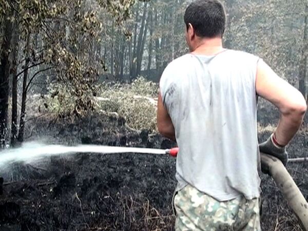 Жители рязанской деревни защищают дома от огня своими силами